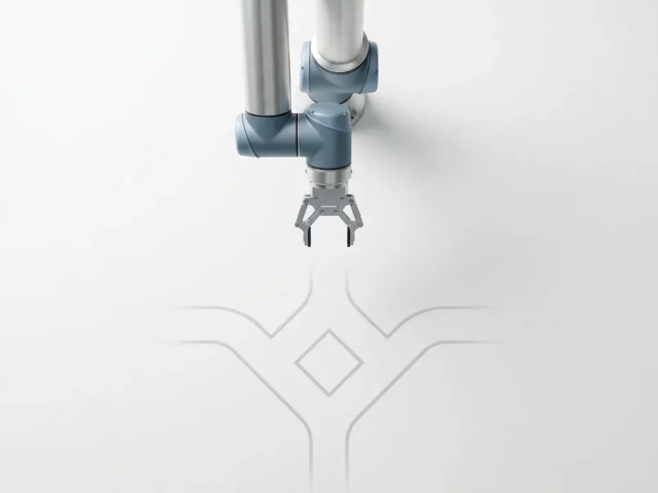 Robotarm boven wit oppervlak met twee vertakkende paden, gesymboliseerd als beslissingspunt in minimalistisch studiobeeld.